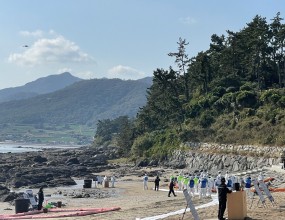    목포해양경찰서는 전남 진도군 의신면 금갑해수욕장에서 해안오염사고 대응역량 강화를 위한 민·관합동 해안방제훈련을 실시했다고 26일 밝혔다.이번 훈련은 목포해경, 진도군청, 해양환경공단, 다도해해상국립공원서부사무소, 자원봉사자, 지역주민 등 15개 기관·업체 등에서 90여 명이 참가했다.훈련은 200t급 예인선이 강한 조류로 예인 중인 부선과 충돌해 연료유 탱크 파공으로 금갑해수욕장 해변 일대에 기름이 유입된 상황을 가정해 진행했다.주요 훈련내용으로는 ▲상황전파 ▲유출된 기름의 오염정도 파악 ▲암반, 석축, 모래 등 해안 특성에 맞는 방제방법 결정 ▲기름제거 및 폐기물 수거 등의 순서로 실시했다.특히 이번 훈련 평가 위원은 인사혁신처 주관 '퇴직공무원 사회공헌사업' 참가자인 재난 및 방제안전분야 이재현 전문위원을 초빙해 훈련에 대한 피드백, 평가 등 컨설팅을 통해 20년 경험과 노하우를 전수했다.목포해경 관계자는 