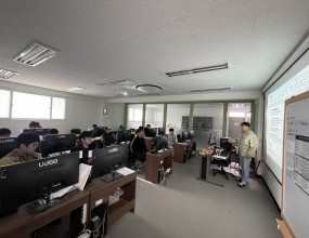 안녕하세요 남경무인항공입니다. 2024년 새해를 맞이하고 1월  목포해양대학교 학생 13분들과 초경량비행장치 무인멀티콥터 3종 교육을 실시하였습니다. 비행이론을 중점으로 학과 수업을 실시하였고 드론 시뮬레이터 실습 적응훈련을 통해 실기시험 모의 코스 비행연습과 조종법들을 숙지하였습니다.​  실습 3일차 오후부터는 학생들과 드론을 활용한 항공촬영에 대한 질의응답 시간을 갖고,  3종 드론 항공촬영 기체인 DJI INSPIRE를 활용하여 실제 촬영비행을 하는 실습시간을 가졌습니다. ​​또한, 교육용 기체를 활용하여  실기 비행 코스를 통해 스스로 단독비행을 할 수 있도록 안전에 유의하여 교육을 진행하였습니다.  2024년 1월 목포해양대학교 학생 13분 모두 안전사고 없이 초경량비행장치 무인멀티콥터 3종을 수료하였습니다.